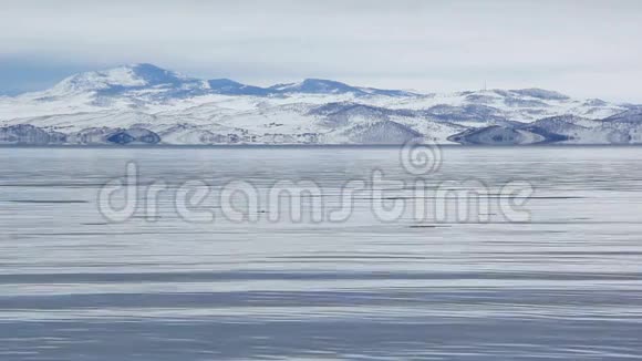 山上的水和雪视频的预览图