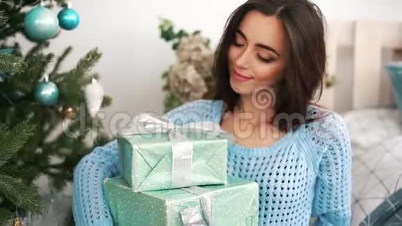 微笑的女人带着很多礼盒视频的预览图