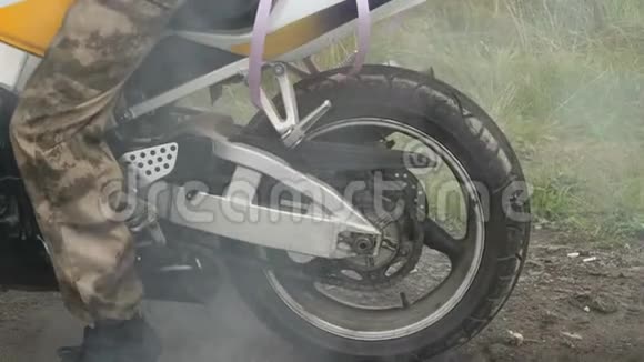 自行车坐在摩托车上特写镜头视频的预览图
