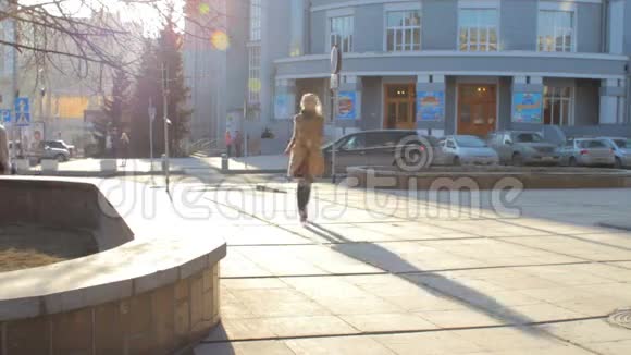 快乐兴奋的金发女孩沿着街道旋转跳舞镜头耀斑视频的预览图