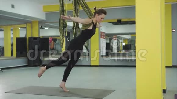 一条腿上的空中瑜伽平衡姿势借助吊床视频的预览图