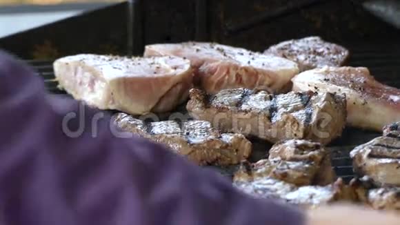 热牛排烧烤架视频的预览图