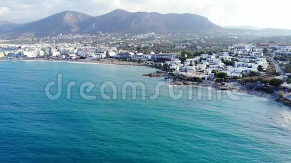 希腊克里特岛蓝海海滩酒店和山脉的空中全景视频的预览图