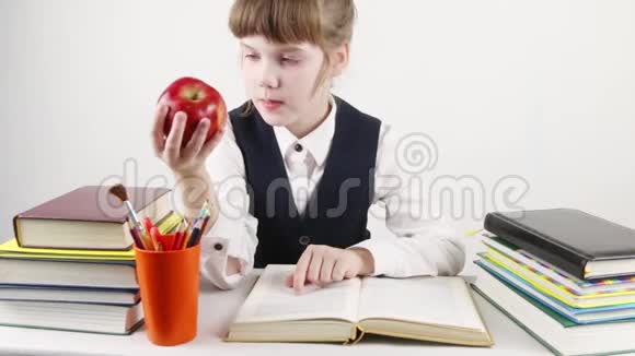 女学生读书吃红苹果视频的预览图
