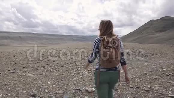女游客去山区旅游旅行者的肖像女徒步旅行者带背包山里视频的预览图