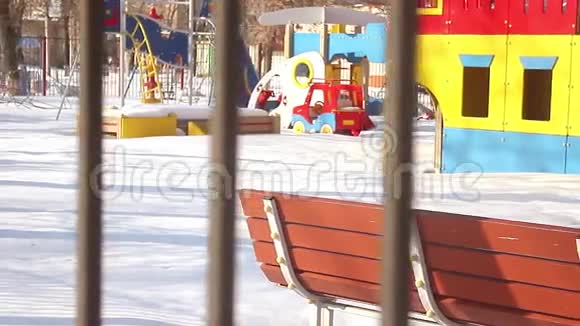 冬天的游乐场视频的预览图
