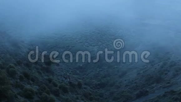 浓雾笼罩着黑暗中的群山神秘的气氛恐怖片视频的预览图