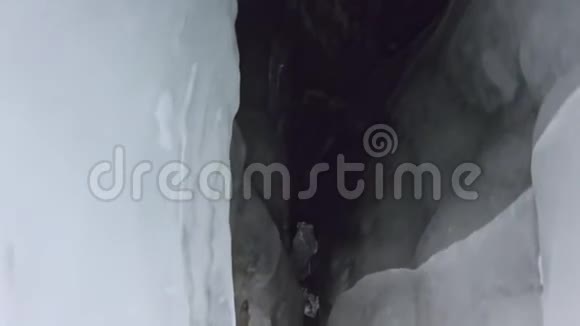 在贝加尔湖冰洞旅行的女人Pov查看自拍女孩背包客正在冰窟散步旅行者看着视频的预览图