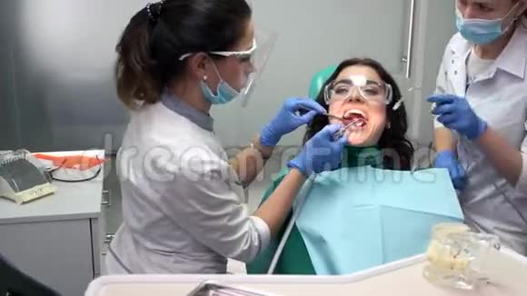两个口腔医生在工作场所视频的预览图