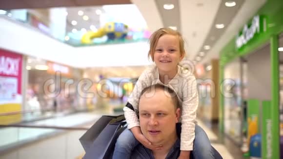 快乐的一家人在购物在商场里的家人孩子们在购物中心和父母在一起家庭购物在大商店父亲视频的预览图