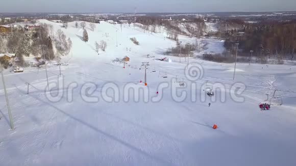 人们在冬季度假胜地的滑雪山上进行椅子升降为运输滑雪者和视频的预览图