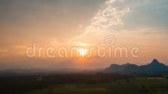 夕阳西下乡村的云和山时间流逝视频的预览图