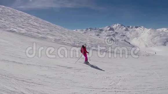 在高山滑雪场上冬季从高山斜坡滑雪视频的预览图