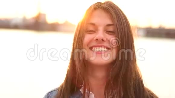 女孩在城市海滨微笑视频的预览图