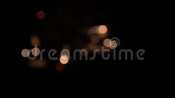 美丽的绿色红色和白色烟花球在夜空假日背景模糊的烟花火花视频的预览图