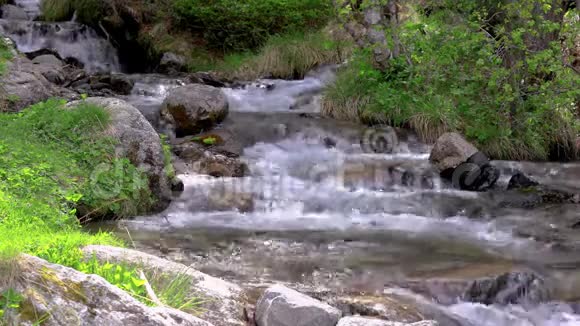 西班牙比利牛斯山脉的一条巨大的小溪慢镜头视频的预览图