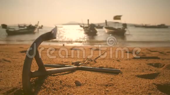 时间推移锚和传统长尾船在拉瓦海滩泰国普吉岛4K视频的预览图