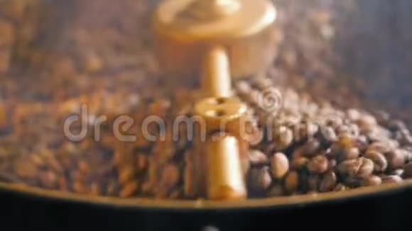 咖啡烤豆特写慢镜头视频的预览图