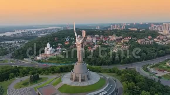 乌克兰基辅的祖国纪念碑空中景观视频的预览图