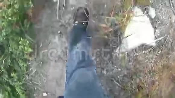 一个年轻人徒步旅行的脚视频的预览图