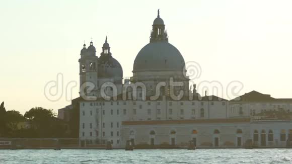 在威尼斯黄昏天际线上的圣玛丽亚黛拉致敬教堂穹顶前往意大利视频的预览图