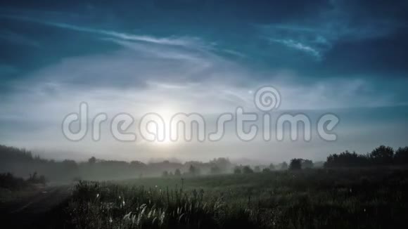 雾在黎明时间圈4K视频的预览图