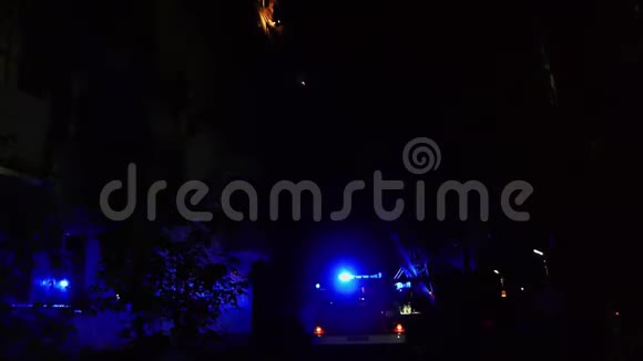 消防车在住宅附近有工作闪光器和消防通道晚上可以上楼视频的预览图