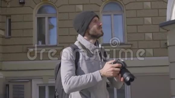 带照相机的男性旅行者视频的预览图