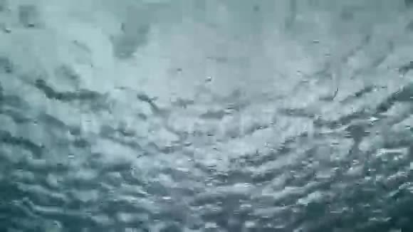 海面上的雨视频的预览图