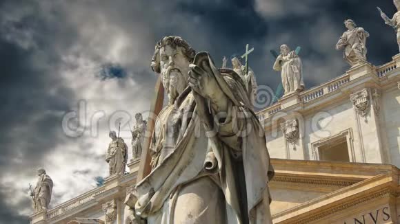 装饰梵蒂冈圣彼得大教堂的雕像视频的预览图