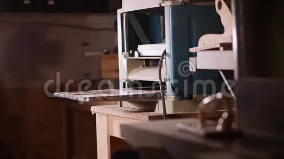 男木匠在木车间用橱柜刨床加工视频的预览图