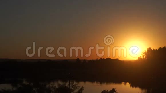 湖面上美丽温暖的日落视频的预览图