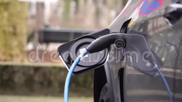 阿姆斯特丹停车场的电动车充电视频的预览图