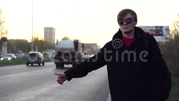 有魅力的人正在路附近乘出租车年轻的快乐男子在欧洲的街道上搭出租车高加索人的肖像视频的预览图