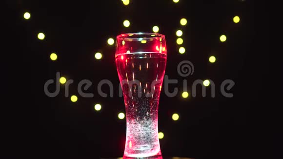 一杯红色的水正在转动蓝色鸡尾酒酒吧概念视频的预览图