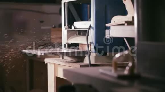 男木匠在木车间用橱柜刨床加工视频的预览图