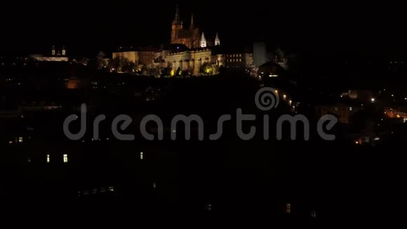 布拉格城堡堡垒4k空中无人机夜间飞行视频的预览图