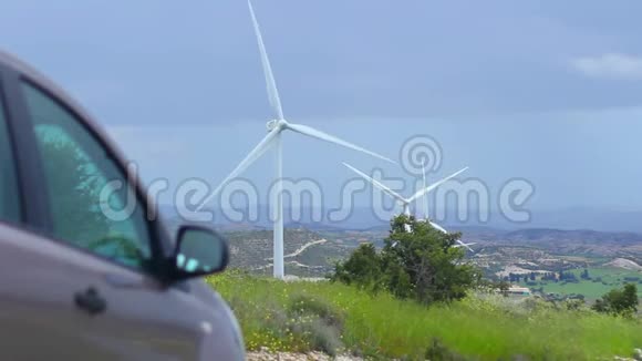 风电场附近的汽车替代能源燃料成本能源危机视频的预览图