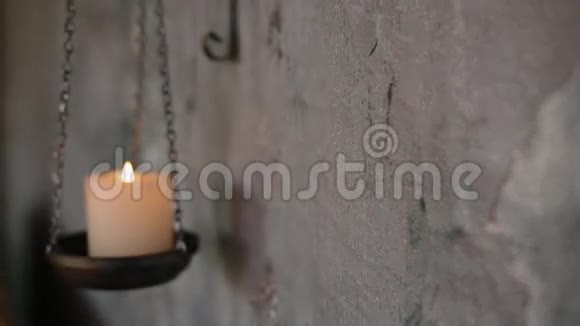 用蜡烛装饰墙壁视频的预览图