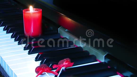 琴键上的玫瑰和蜡烛视频的预览图