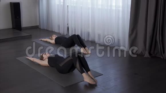 练习瑜伽的女人把腿抛到脑后做一些体式视频的预览图