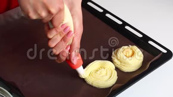 一个女人把土豆泥放在烤盘上上面有一个糖果包视频的预览图