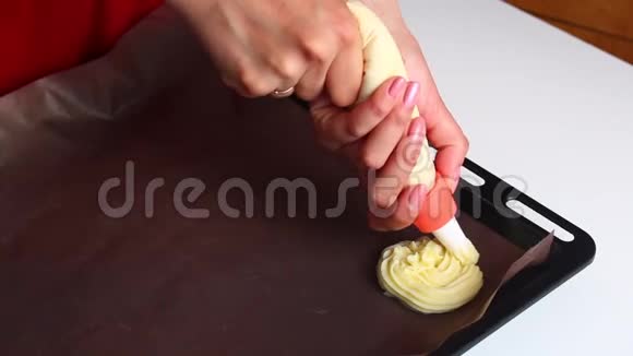 一个女人用糖果袋把土豆泥放在烤盘上视频的预览图