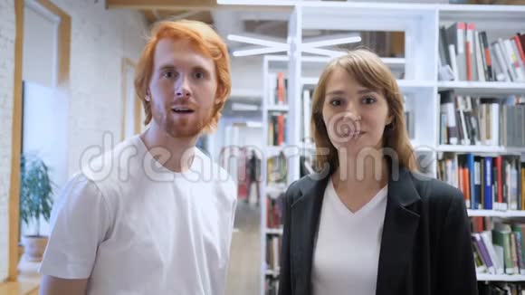 激动人心的男人和女人对办公室工作成功的反应视频的预览图