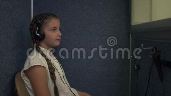 小女孩接受听力测试视频的预览图