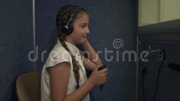 小女孩接受听力测试视频的预览图