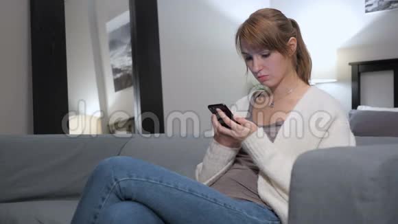 女性在卧室使用智能手机造成的损失视频的预览图