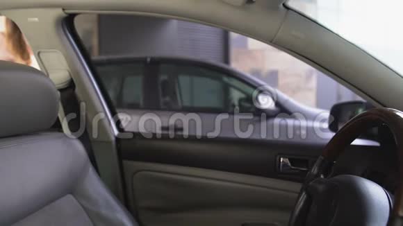 自信的女律师进入汽车专业司机交通视频的预览图