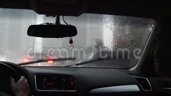 交通镜头中的玻璃雨滴视频的预览图