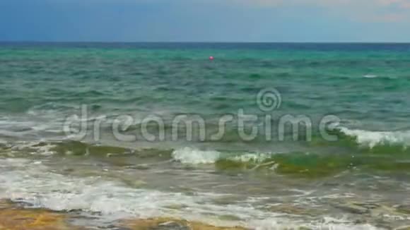 美丽平静的海景碧波荡漾可循环冥想视频的预览图